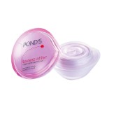 Pond's Flawless White Visible Lightening Day Cream, 50g Rs.391 at  Amazon